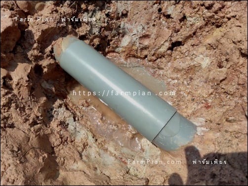 ง้างท่อปิดแผลออก แล้วครอบทับลงไปบนรอยแผลของท่อที่แตก ออกแรงบีบให้ทั่วท่อ ให้แนบสนิทกับท่อที่แตก