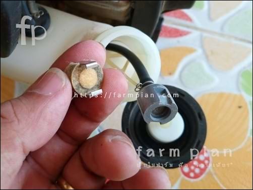 มองเห็นความสกปรกเป็นคราบสีดำๆ ทำให้น้ำมันไหลขึ้นไปได้ช้า เพราะสิ่งอุดตันเหล่านี้