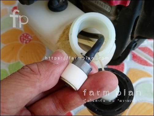 ถอดของเก่าออก ไม่ยาก ใส่ของใหม่เข้าไปก็ไม่ยาก แค่ปลดคลิปล็อค ที่ปลายสาย แล้วถอดของเก่าออก สวมของใหม่เข้าไปแทนที่ของเก่าก็เรียบร้อย