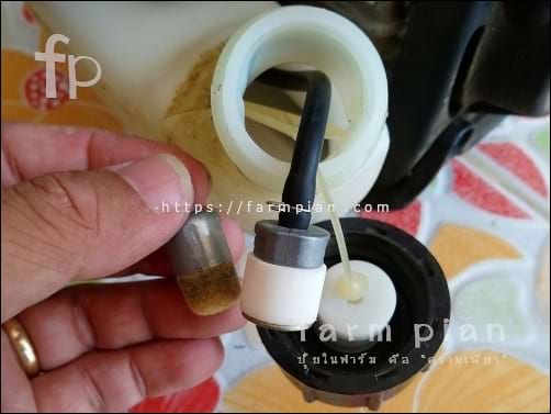 เปรียบเทียบขนาดตัวกรองน้ำมัน ของใหม่ กับของเก่า จะเห็นว่าขนาดต่างกันพอสมควร พื้นที่การกรองเยอะ ก็ควรที่จะตันช้าลง ตามทฤษฏี การใช้งานจริงต้องรอพิสูจน์