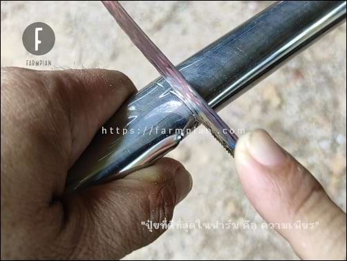 ผมถนัดที่จะจับใบเลื่อยแบบนี้ ไม่ใช้ด้ามเลื่อย ส่วนวิธีเลื่อย จะเลื่อยวนๆ ไปรอบๆ ค่อยๆ กินเนื้อโลหะแบบสม่ำเสมอ