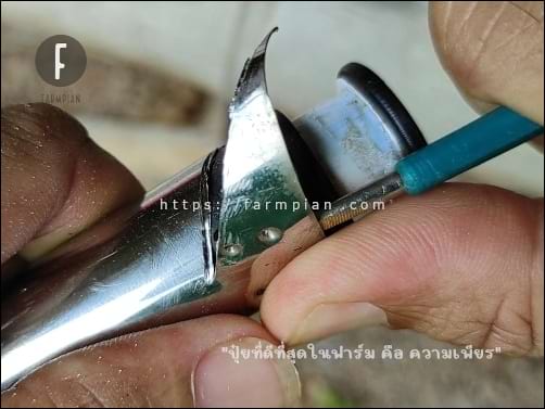 ใช้ไขควงเล็กๆ ค่อยๆ งัดปลอกสแตนเลสออก ระวังจะเกิดความเสียหายกับลูกเบี้ยว เพราะเราจะนำมาใช้งานต่อ