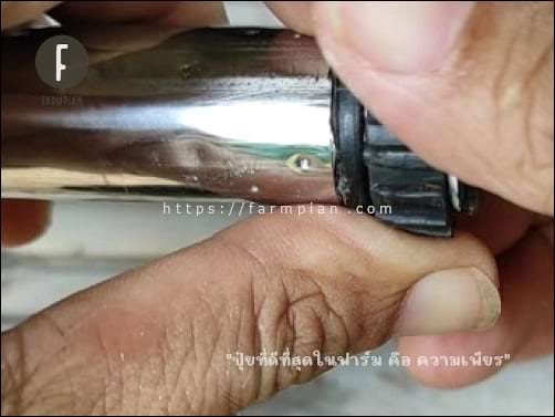 ของเดิมเค้าใช้วิธีตอกผิวโลหะ ด้วยตะปู เพื่อให้เป็นร่องบุ๋มลงไป กดอยู่กับเนื้อพลาสติกของลูกเบี้ยว จะได้ไม่หลุดออกมา เราก็ทำตามในแบบเดียวกัน