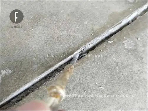 ใช้ไขควงเล็ก ขูด แคะเอาปูนกาว ที่ใช้อุดรอยต่อแผ่นซีเมนต์บอร์ดออกให้หมดก่อน