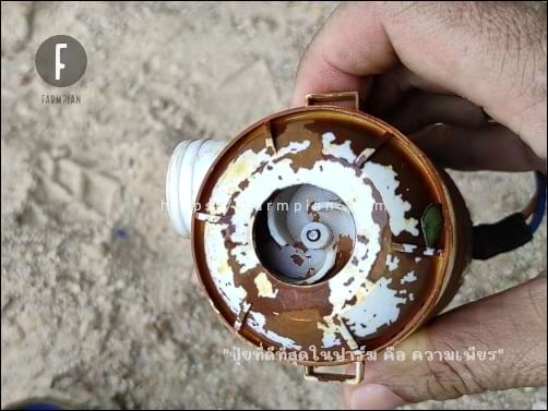 ถอดฝาครอบสีฟ้าๆ ออก ก็จะมองเห็นใบพัดปั๊มน้ำอยู่ภายใน แกนมอเตอร์เล็กนิดเดียว แต่ก็เหมาะกับขนาดของปั๊มน้ำ