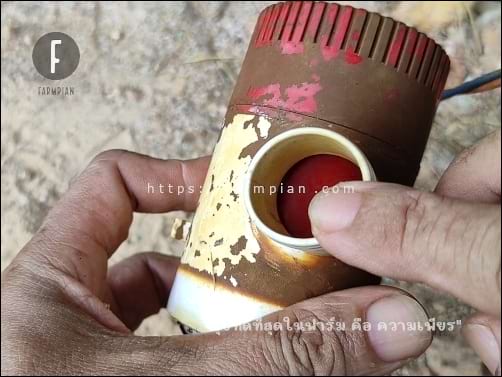 มีกระบอกสีแดงๆ แหย่เข้ามาในส่วนของโครงปั๊มน้ำ ส่วนนี้น่าจะต้องมีมอเตอร์อยู่ภายใน