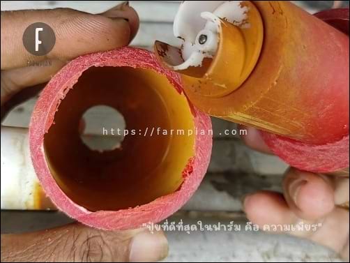 แยกเอาส่วนของมอเตอร์ติดใบพัด ออกมาจากโครงปั๊มน้ำได้แล้ว ดูเหมือนว่า จะเลื่อยสูงเกิดไปนิดนึง ตรงจุดนี้เป็นส่วนโค้งที่ช่วยผลักดันน้ำให้ออกไปทางท่อทางออกแบบสมูทๆ หรือลดความปั่นป่วนของน้ำ