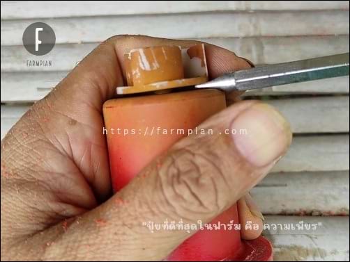 ทีแรกเริ่มจากการใช้ไขควงใหญ่ พยายามแคะเอาใบพัดปั๊มน้ำออก แต่ก็ไม่ออก ถ้าออกแรงมากไป อาจจะเสียใบพัดไปเลย เพราะแตกหัก