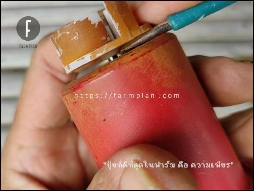 เปลี่ยนมาใช้ไขควงขนาดเล็ก หรือไขควงทดสอบไฟ ค่อยๆ งัดจากในสุด เกือบจะติดแกนมอเตอร์ แบบนี้งัดง่ายหน่อย งัดแล้วหมุนไปเรื่อย ไม่งัดด้านเดียว