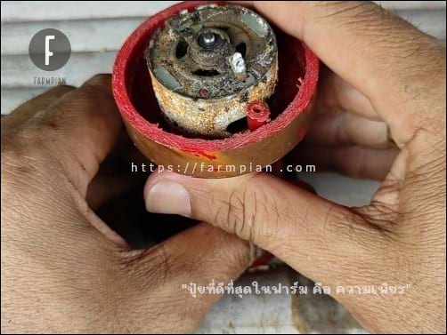 เมื่อถอดใบพัดปั๊มน้ำออกแล้ว กดแกนมอเตอร์ ลงกับพื้นแข็ง ออกแรงไม่เยอะ มอเตอร์ก็จะถูกดันขึ้นมาเล็กน้อย อย่างในภาพ เราจึงจะใช้มือดึงมอเตอร์ออกมาได้