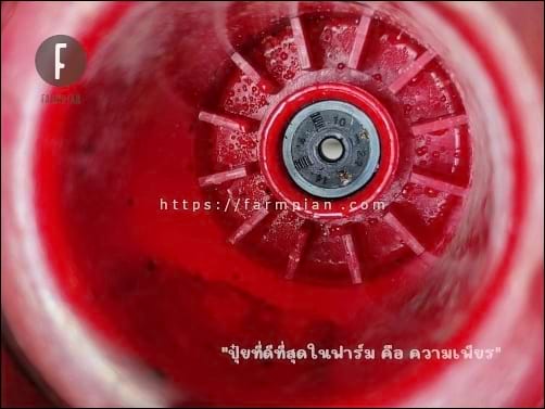 
ที่กระบอกใส่ตัวมอเตอร์ มีร่องรอยของหยดน้ำ เกาะอยู่ด้านล่าง บ่งบอกว่า น้ำซึมเข้ามาจากบุชยาง ที่ทำหน้าที่กันน้ำ ไม่ให้เข้ามาภายในตัวปั๊มน้ำ แต่ก็ซึมเข้ามาได้เล็กน้อย น่าจะเล็กน้อยมากๆ แช่น้ำอยู่ 4 ปี ซึมเข้ามาแค่นี้เอง