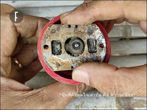 ดันตัวมอเตอร์ปั๊มน้ำ ลงไปในกระบอกให้สุด แล้วปิดทับด้วยแผ่นเพลทยึดตัวปั๊มน้ำ เข้ากับโครงให้แน่นหนา