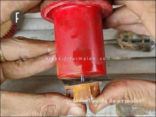 ติดตั้งใบพัดปั๊มน้ำ เข้าที่เดิม โดยใช้นิ้วโป้งกด ดันเข้าไปให้แน่น ให้สุดเหมือนตอนก่อนที่จะถอดใบพัด