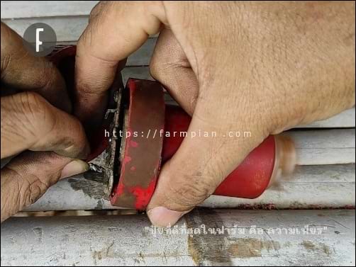 ก่อนจะประกอบชิ้นส่วนทั้งหมดเข้าด้วยกัน ถ้าไม่ได้ทำเครื่องหมาย บนขั้วมอเตอร์ กับสายไฟเอาไว้ ควรต่อสายไฟ เพื่อตรวจสอบทิศทางการหมุน ที่ถูกต้องให้เรียบร้อยก่อน จึงค่อยบัดกรีสายไฟเข้ากับขั้วมอเตอร์ปั๊มน้ำ