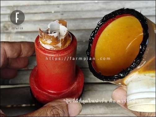 ทากาวซิลิโคนให้ทั่ว แล้วนำมาประกอบเข้ากับชิ้นส่วนแรก โดยหันทิศทางของท่อน้ำออก ให้ถูกต้อง โดยปกติ ควรจะอยู่ตรงข้ามกับสายไฟของปั๊มน้ำจะได้ต่อสายยางได้สะดวก หรือท่อได้สะดวก