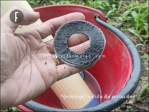สภาพของแผ่นใยกรอง ใยสังเคราะห์ ก่อนที่จะนำไปขยำ ล้างน้ำ เพื่อขจัดผุ่นผงคาร์บอนออกไปบ้าง น้ำจะได้ไหลผ่านได้ดีขึ้น